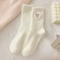 Calcetines medios terciopelo visón mujer invierno bordado corazón amor felpa cálidos - Talla única / Blanco Crema