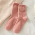 Cómodos calcetines de invierno esponjosos rosas para mujer bordado de corazón suave - Talla única / Rosa
