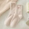 Calcetines acogedores gruesos y esponjosos de forro polar de visón para mujer con corazón rojo - Talla única / Rosa Claro