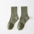 Men solid color mid tube socks casual breathable sweat absorbent business sports green - One Size / Dark Green