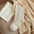 Gemütliche beige Herren Socken aus Baumwolle, dickes Frottee Strickdesign für warme Füße. - Einheitsgröße / Gebrochenes Weiß