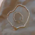 Elegantes Set aus Barock-Süßwasserperlenkette und Armband auf Seidenhintergrund. - Barock Perle Schmuckset