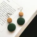 Détail de boucles d'oreilles géométriques en bois en jaune et vert forêt. - Cercle Jaune Avec Cercle Vert Foncé (1)