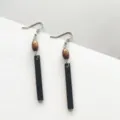 Boucles d'oreilles pendantes en bois noir avec perles marron sur fond blanc épuré - Barre Noire Avec Ovale Brun (3)