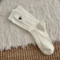 Calcetines de media pantorrilla de punto acogedor con lindo bordado en blanco crema. - Talla única / Blanco Roto