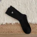 Calcetines de tubo medio negro con bonito bordado de abeja blanca, elegantes y cómodos. - Talla única / Negro