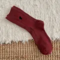 Chaussettes mi-hautes en laine rouge vin avec broderie abeille noire et côtes Variante - Taille unique / Rouge Angola