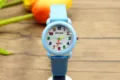 Detailansicht der Kinderuhr mit blauem Armband und bunten Ziffern für den täglichen Schulalltag. - Cyan