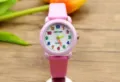 Kinder rosa Quarzuhr Detailansicht, schöne bunte Ziffern und weiches Lederarmband für Kinder. - Rosa