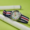 Kinder-Canvas-Quarzuhr mit buntem Armband und Zahlen für Jungen und Mädchen im Alltag. - Blau Weiß Rot Weiß Blau