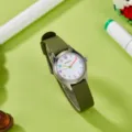 Detailansicht der Kinder Quarzuhr aus Canvas mit gruenem Armband und bunten Ziffern. - Grün