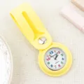 Montre gousset en silicone jaune avec mouvement à quartz et clip, idéale pour étudiants. - Jaune
