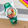 Orologio al quarzo con dinosauro per bambini con cinturino in silicone camouflage verde. - Drago Rosso