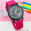 Orologio al quarzo per bambini con cinturino in silicone rosa e quadrante nero chiaro. - Rosso e nero