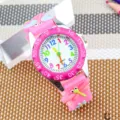 Kinder Quarzarmbanduhr in Rosa mit 3D Libelle Armband und bunten Ziffern für Mädchen Geschenk - Fuchsia
