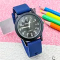 Orologio al quarzo per bambini con cinturino in silicone blu e numeri chiari per uso quotidiano. - Blu nero
