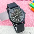 Orologio al quarzo per bambini con cinturino in morbido silicone nero e numeri chiari impermeabile. - tutto nero