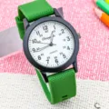 Orologio al quarzo per bambini con cinturino in silicone verde, quadrante bianco e numeri chiari. - verde e bianco