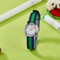 Kinder Quarzarmbanduhr mit Stoffarmband, buntem Zifferblatt und gut lesbaren Zahlen für Schule. - Blau-Grün-Blau