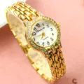 Elegante Damen Quarzuhr in Gold mit funkelnden Strasssteinen, klaren Zahlen und edlem Armband. - Gold