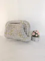 Handgemachte graue Häkel-Clutch Tasche Detail mit goldenen Metallic-Fäden Textur und Vintage Stil. - Grau Mit Metallfaden / Einheitsgröße
