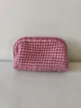 Borsa a pochette all'uncinetto metallica rosa, design strutturato, dettaglio borsa elegante. - 20*9*11cm / Rosa