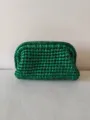 Pochette artigianale verde metallizzato lavorata all'uncinetto vista dettagliata unica tessuta. - 20*9*11cm / Verde
