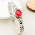 Elegante reloj de cuarzo para mujer con esfera roja llamativa y correa de cadena plateada. - Plata Rojo