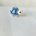 Vue rapprochée détaillée de la jolie petite tortue bleue au crochet comme porte-clés et pendentif. - 8*5CM / Bleu