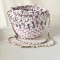 Handgefertigte Häkel-Eimer-Umhängetasche aus Stoffgarn in Rosa, Weiß und Grau mit Kette - Rosa Weiß Grau Mischung