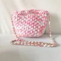 Handgemachte Häkel-Eimer-Umhängetasche mit rosa-weißem Garn und schicker Kette für Damen. - Rosa & Weiß Gemischt