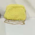 Bolso cruzado de ganchillo amarillo hecho a mano con cadena dorada para mujer elegante - Amarillo tierno