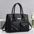 Élégant sac à main noir en cuir avec poignées, fermoir métallique et poches avant stylées et utiles. - Noir
