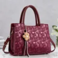 Elegante bolso de mano para mujer burdeos con estampado digital, asas y correa cruzada. - Rojo