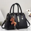 Schwarze Handtasche aus strukturiertem Leder mit goldenen Beschlägen und schickem Pferdeanhänger. - 28/14/20 / Schwarz