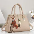 Elegante bolso de mano de cuero beige para mujer con amuleto de caballo y herrajes dorados - 28/14/20 / Caqui Claro