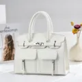 Sac a main de luxe en cuir blanc cabas avec poignees et poches avant elegantes pour femmes. - Blanc Cassé