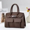 Sac à main élégant en cuir marron pour femmes, doté de poches avant et de poignées robustes. - Café