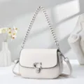 Vue détaillée du sac à bandoulière blanc en cuir avec poignée tressée et fermoir élégant. - 20/8/14 / Blanc