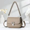 Vue détaillée du sac à bandoulière élégant en cuir taupe avec poignée tressée et fermoir. - 20/8/14 / Khaki