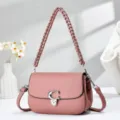 Sac à main bandoulière en cuir rose avec anse tressée et fermoir en métal pour femme chic. - 20/8/14 / Rose