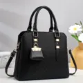 Élégant sac à main noir pour femmes avec anses, bandoulière et détails dorés chics. - Noir