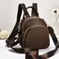 Mini sac à dos en cuir marron en détail avec double fermeture éclair et bretelles. - 19x9x20cm / Café
