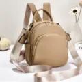 Vue détaillée du mini sac à dos en cuir tendance doté de plusieurs compartiments pratiques. - 19x9x20cm / Kaki
