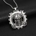 Vue détaillée d'un collier pendentif crâne style punk hip-hop avec engrenage et clé. - Pendentif avec Chaîne de 60cm