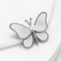 Detailaufnahme der silbernen Schmetterlingsbrosche mit Perlmutt Inlay und weißer Perle - Stil 2 / Silber