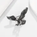 Vue de détail rapprochée de la broche aigle argentée vintage avec œil rouge, beau design. - Argent
