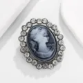 Detalle de broche camafeo pedrería vintage, elegante alfiler perfil dama gris para abrigo. - Estilo C / Gris