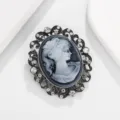 Broche de camafeo vintage con pedrería brillante, montura de filigrana plateada, elegante alfiler. - Estilo E / Gris