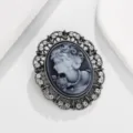 Primer plano de broche camafeo vintage con pedrería de cristal y retrato esculpido. - Estilo D / Gris